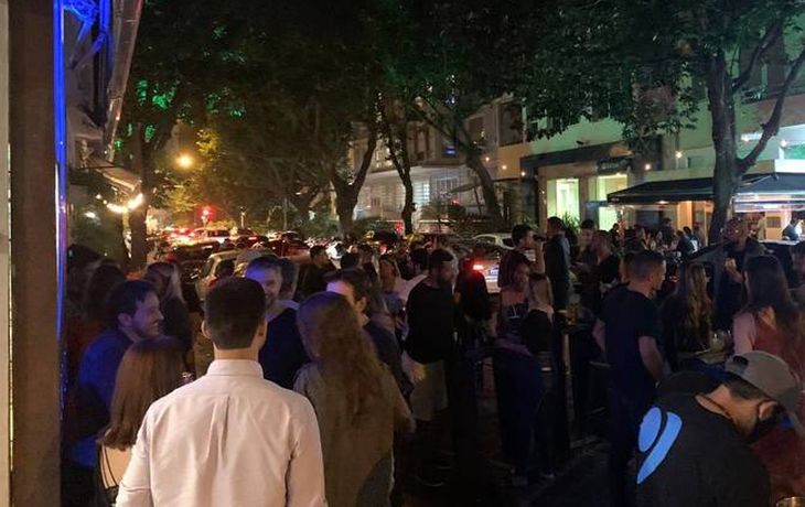 Descontrol total: así fue la apertura de bares en Río de Janeiro en plena pandemia