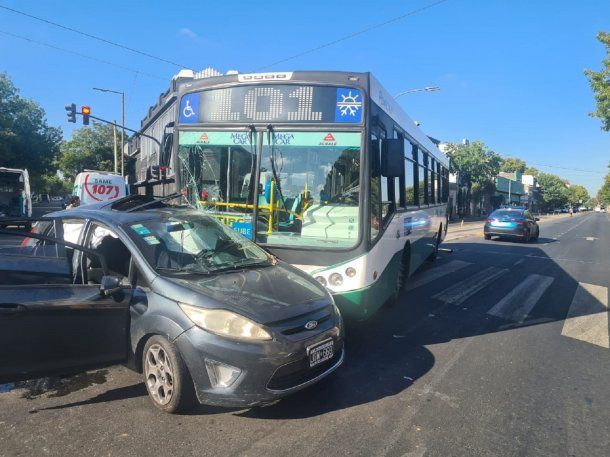 Pompeya: choque entre un auto y un colectivo deja 25 heridos