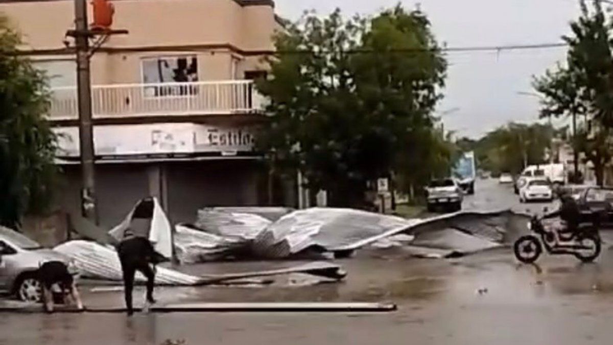 Fuerte temporal generó destrozos en Miramar: voladuras de techos y ...