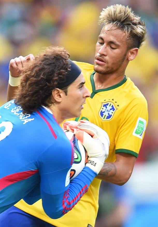 Mirá la atajada del Mundial: Ochoa le dijo que no al cabezazo de Neymar