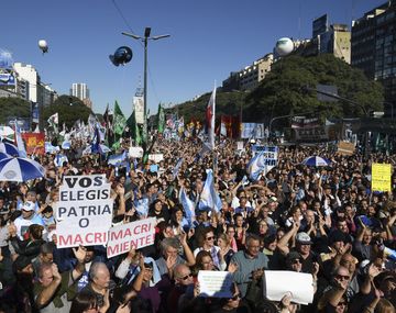 Los manifestantes se acercaron a la 9 de Julio con leyendas como Patria o Macri