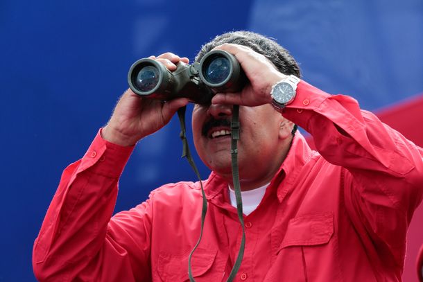 Nicolás Maduro observando con largavistas la marcha de los chavistas