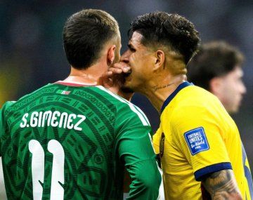 El segundo en caer: insólita expulsión de Hincapié en el Mundial por taparse la boca