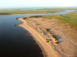 La Laguna Merín, en Uruguay, tiene un área de 3750 kilómetros cuadrados. La Laguna Merín, en Uruguay, tiene un área de 3750 kilómetros cuadrados.