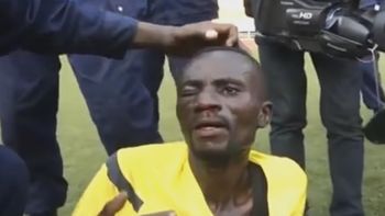 brutal: hinchas se metieron al campo y desfiguraron al arbitro