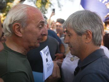 Caputo fue increpado por los aumentos de las prepagas en un acto de LLA