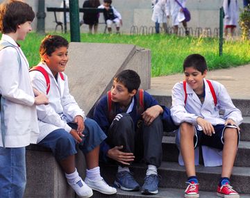 Inician las clases en escuelas porteñas y bonaerenses