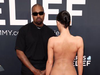 La esposa de Kanye West llegó desnuda a los Grammy 2025: los echaron