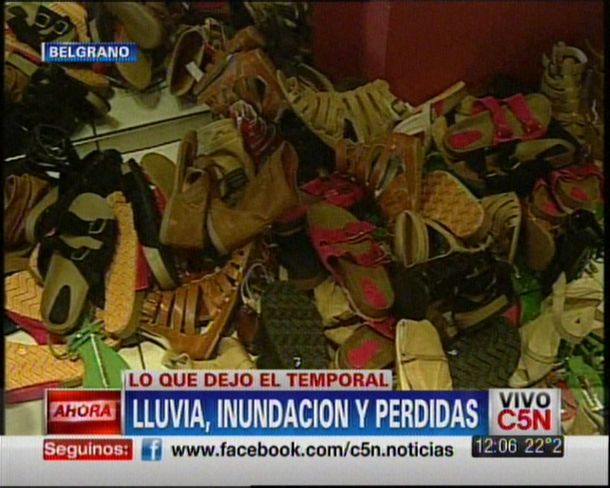 Comerciantes de Belgrano liquidan mercadería mojada