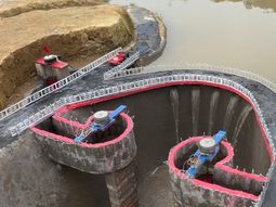 Un youtuber construyó una central hidroeléctrica en el arroyo de su casa y genera energía para su casa Un youtuber construyó una central hidroeléctrica en el arroyo de su casa y genera energía para su casa