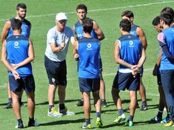 dudas para bianchi: mientras riquelme suma minutos, gago trabaja diferenciado dudas para bianchi: mientras riquelme suma minutos, gago trabaja diferenciado