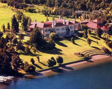 La mansión de Lewis a orillas del Lago Escondido