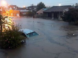 fotos y videos de la catastrofe climatica en bahia blanca: fuerte inundacion en la ciudad