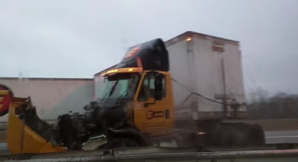 VIDEO: Un hombre filmó cómo un camión fuera de control casi lo aplasta