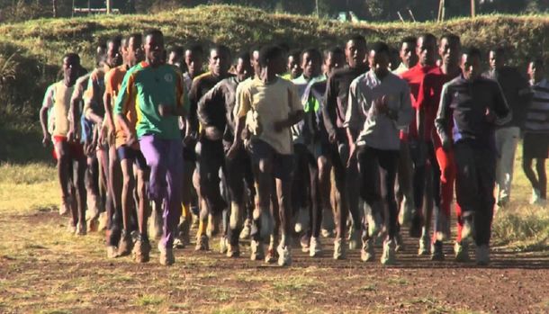 Los campeones olímpicos de un pueblo de África y su secreto: tomar cerveza