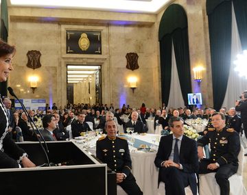 Cristina encabeza su última cena anual de las FF.AA.