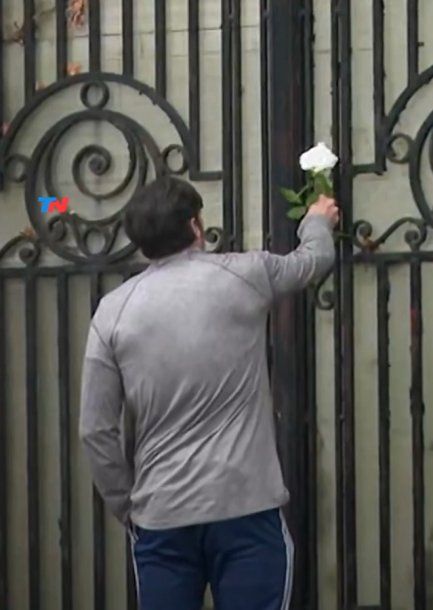 Una flor en la puerta de la casa de Indio Solari