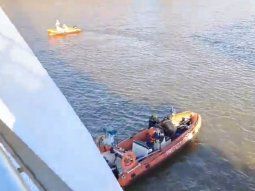 un hombre se tiro desde el puente de la mujer y permanece desaparecido en puerto madero un hombre se tiro desde el puente de la mujer y permanece desaparecido en puerto madero