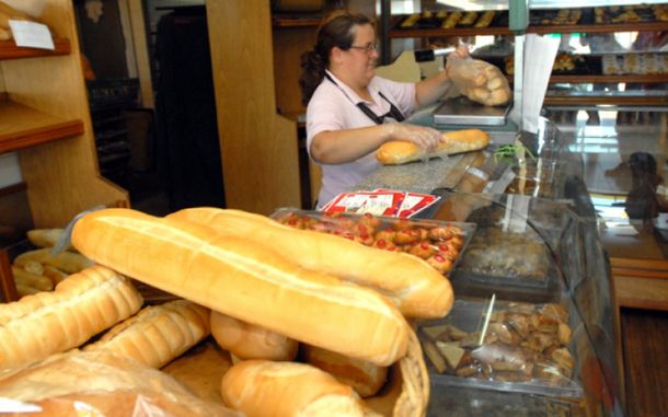 El pan más caro del mundo: con un salario mínimo se puede comprar casi tres veces menos que en Francia