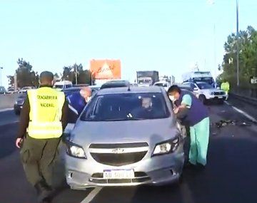 Choque en Panamericana: una persona cayó de un puente y un auto se fugó
