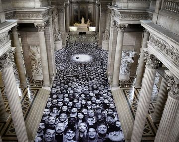 Un experimento llena al Panteón de París con 4.000 selfies