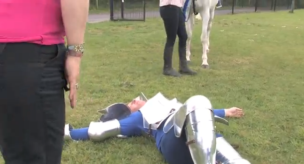 VIDEO: Un príncipe azul con mala suerte