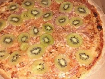 El viral que no se apaga: un hombre en Suecia invent&oacute; la pizza con kiwi y explot&oacute; todo