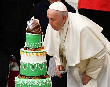 El Papa Francisco cumple 85 años y recibió a refugiados de Asia y África