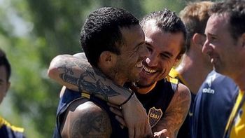 lo que los hinchas xeneizes esperaban: el abrazo entre tevez y osvaldo lo que los hinchas xeneizes esperaban: el abrazo entre tevez y osvaldo