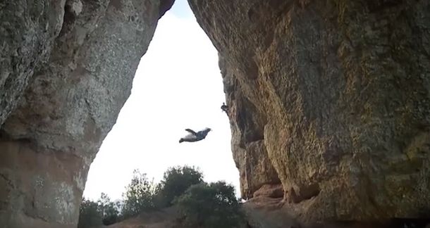 VIDEO: Un hombre vuela a través de la roca Foradada de Montserrat