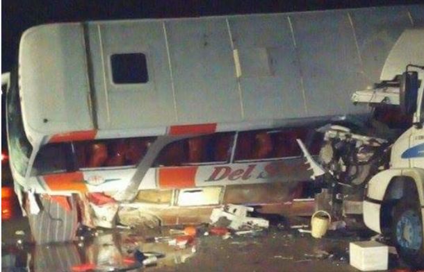 Córdoba: un muerto y 20 heridos por el choque entre un micro y un camión