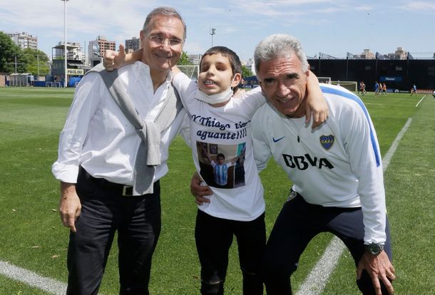 Thiago Boneiro junto al vice de Boca y el preparador físico.