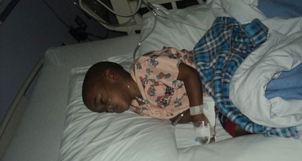 El niño fue sometido a 13 cirugías por la mentira de su madre