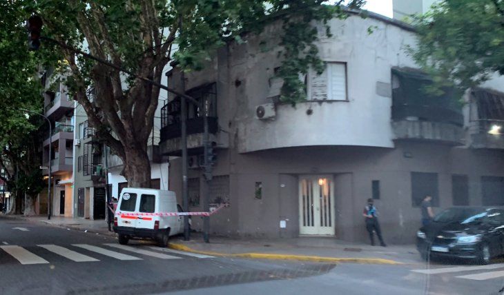 VIDEO: Violento choque entre un auto y una camioneta en Villa Crespo