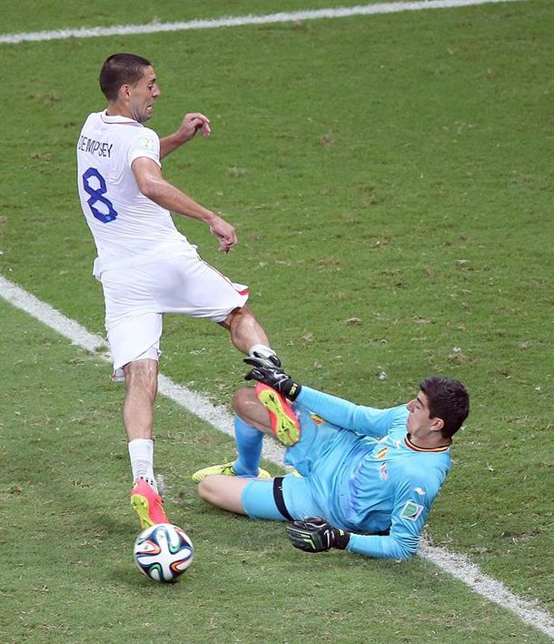 Alerta belga: el arquero se fue de la práctica con hielo en la rodilla