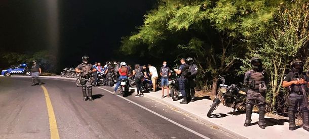 Corría una picada y un policía le metió un palo en la rueda