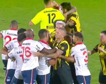 Escándalo: Nacional venció a Peñarol 2-1 y el partido terminó picado