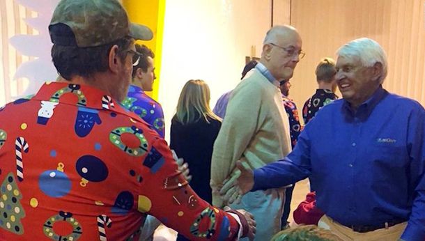 El jefe del año: repartió 4 millones de dólares entre sus empleados