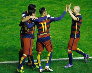 Con tres goles de Messi