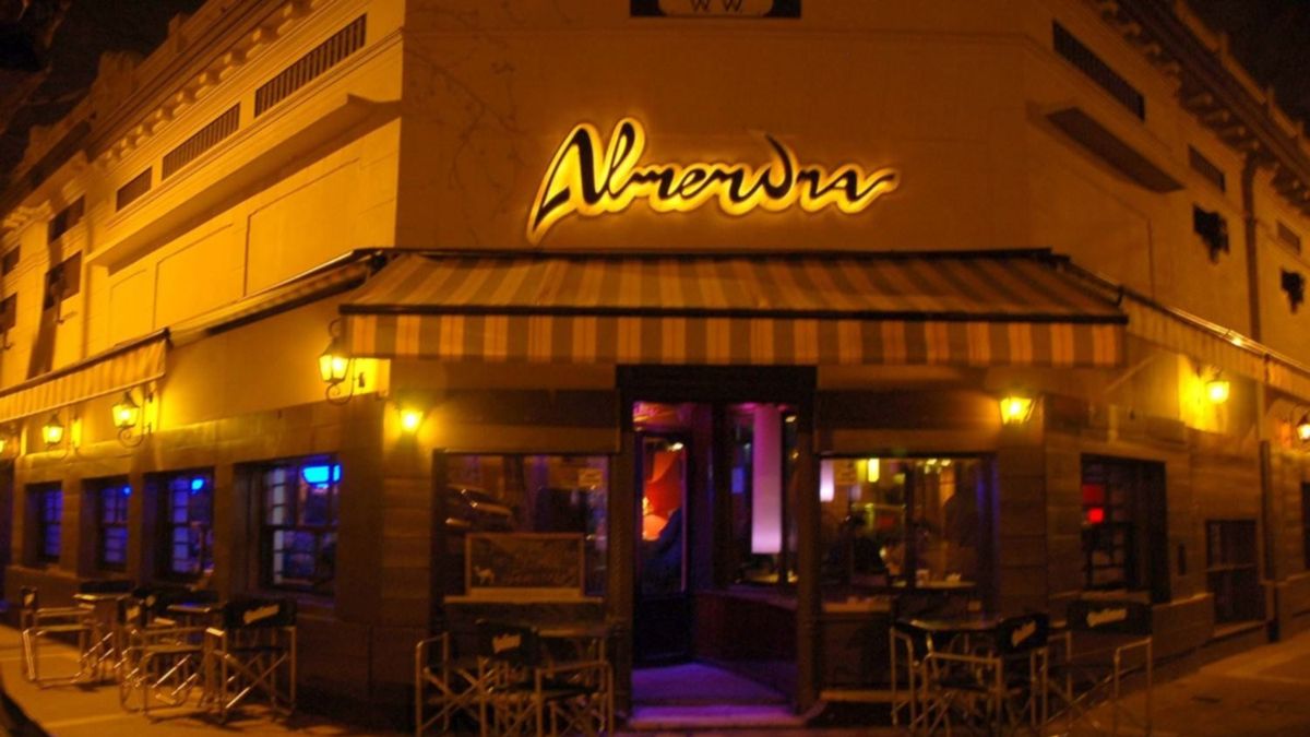 Cerró el histórico bar Almendra en La Plata y vende todo