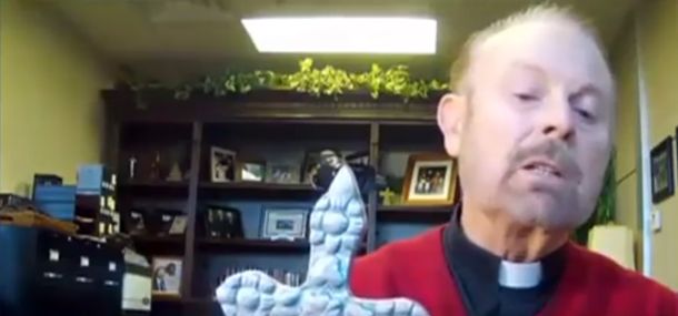 Un método moderno: un pastor realiza exorcismos a través de Skype