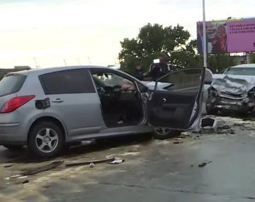 Fuerte choque entre dos autos en el Puente Nicolás Avellaneda dejó cuatro heridos