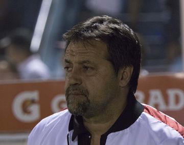 Caruso Lombardi debutó como DT de Huracán ante Atlético Tucumán.