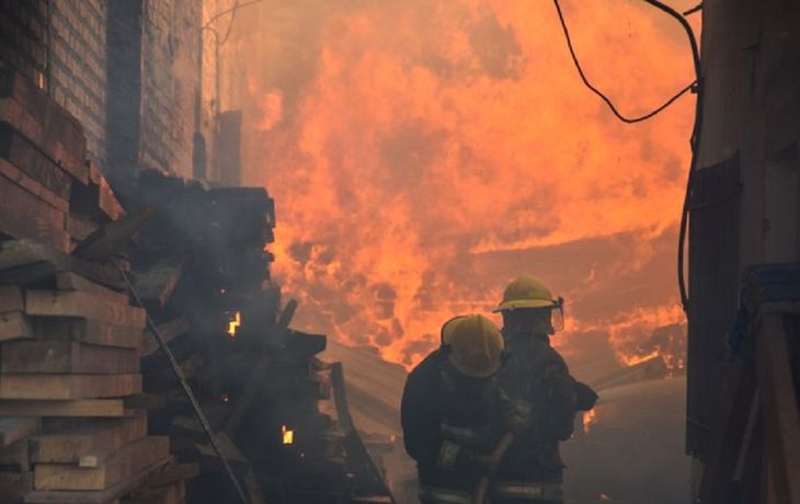 Ocho dotaciones de bomberos combatían las llamas Ocho dotaciones de bomberos combatían las llamas