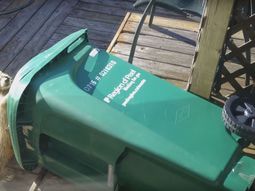 video: un mapache no podia abrir un tacho de basura y se lo llevo video: un mapache no podia abrir un tacho de basura y se lo llevo