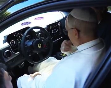 El Papa en una Ferrari.