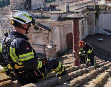 Así instalaron la chimenea que anunciará al nuevo papa en la Capilla Sixtina