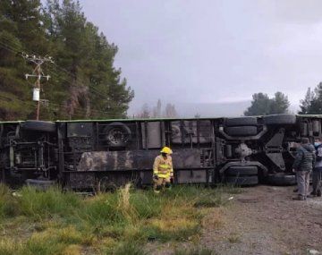 Volcó un micro de larga distancia que viajaba a Bariloche   