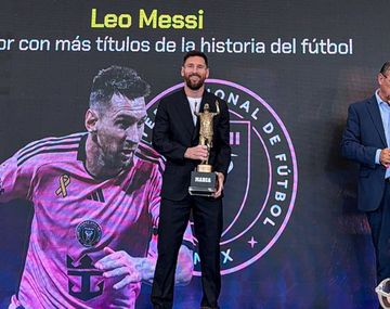 El premio que recibió Messi por ser el jugador con más títulos en la historia