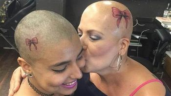 emotivo: vencio al cancer y se tatuo unos monos rosas con su hija emotivo: vencio al cancer y se tatuo unos monos rosas con su hija